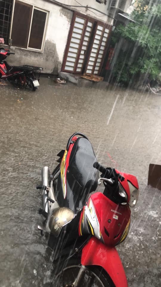 Hà Nội mưa to, ngập lụt khắp nẻo đường vào chiều 29/5 - Ảnh 6