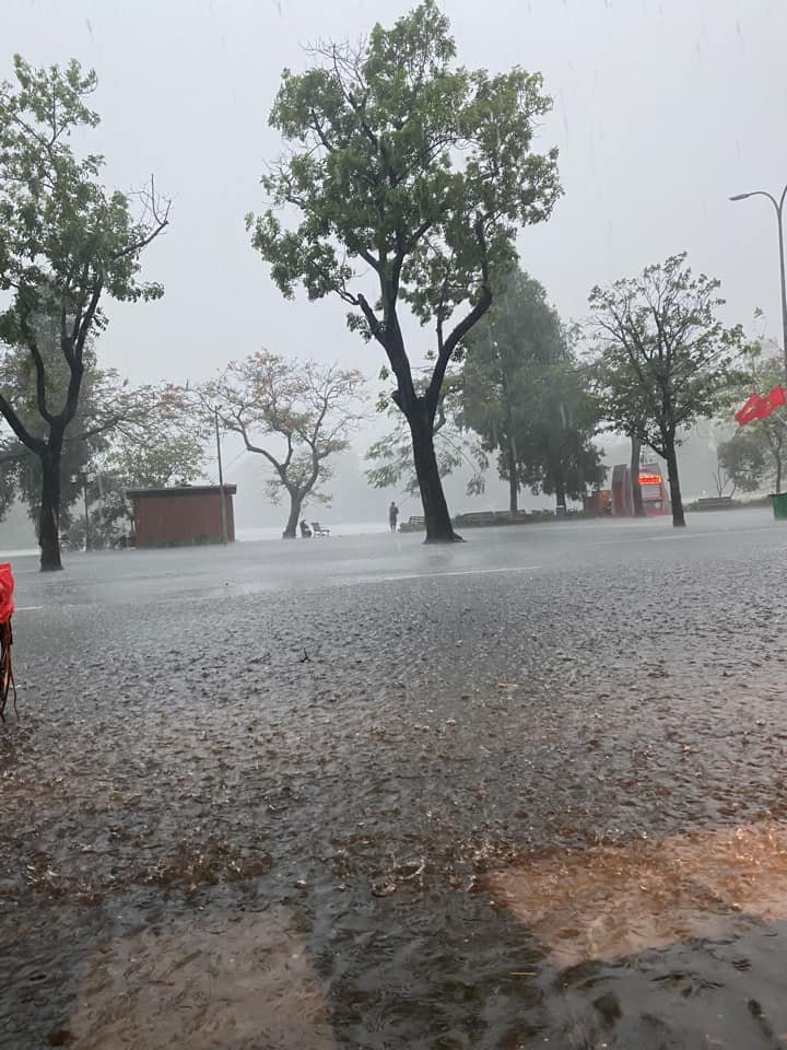 Hà Nội mưa to, ngập lụt khắp nẻo đường vào chiều 29/5 - Ảnh 7