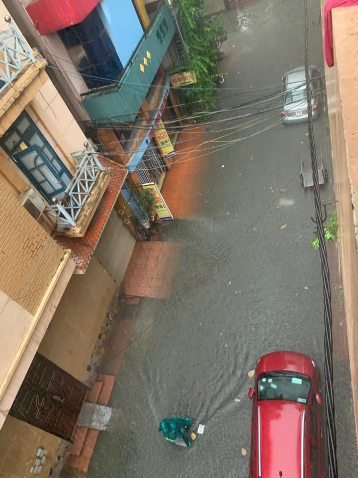 Hà Nội mưa to, ngập lụt khắp nẻo đường vào chiều 29/5 - Ảnh 8