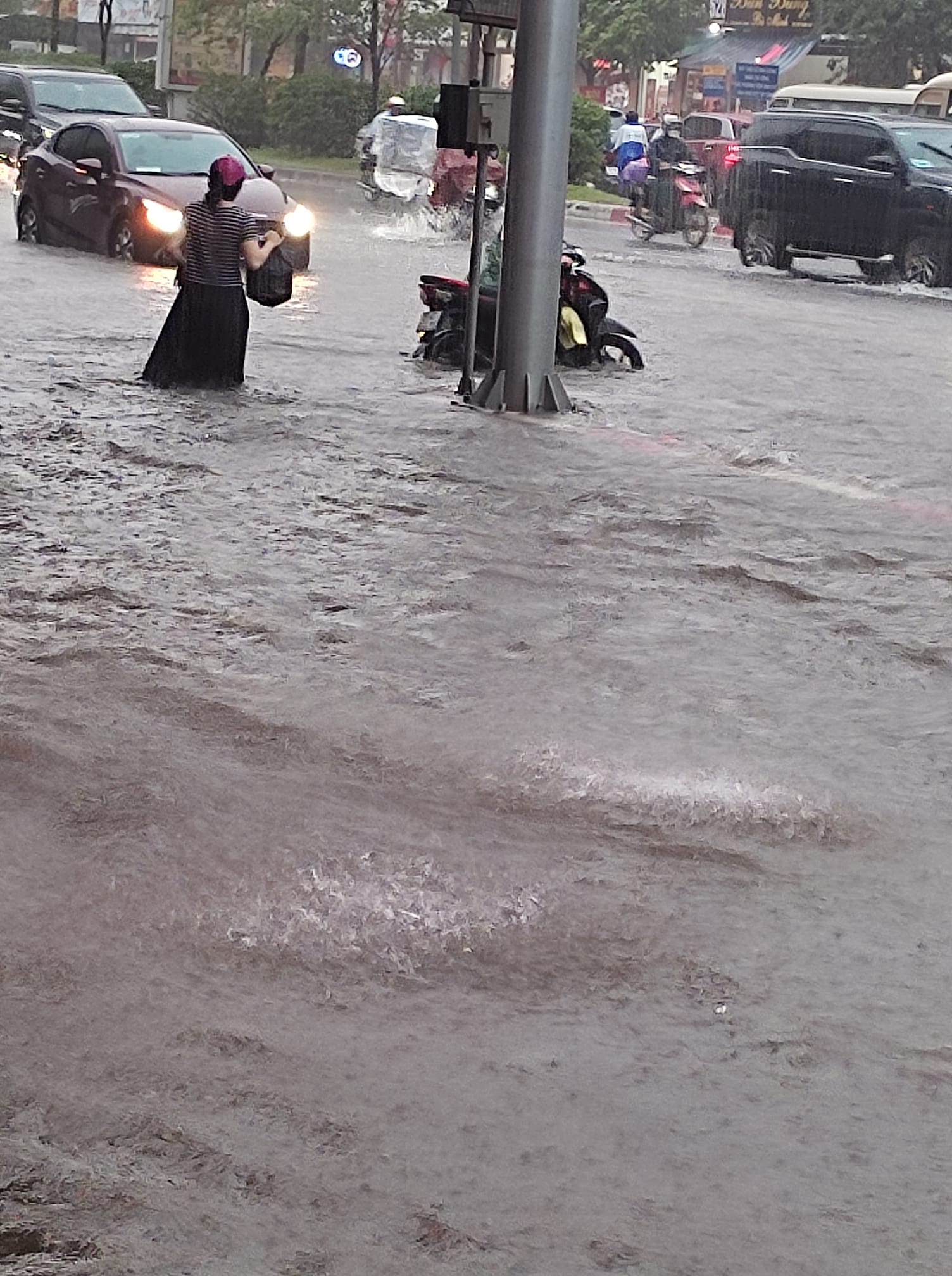 Hà Nội mưa to, ngập lụt khắp nẻo đường vào chiều 29/5 - Ảnh 1