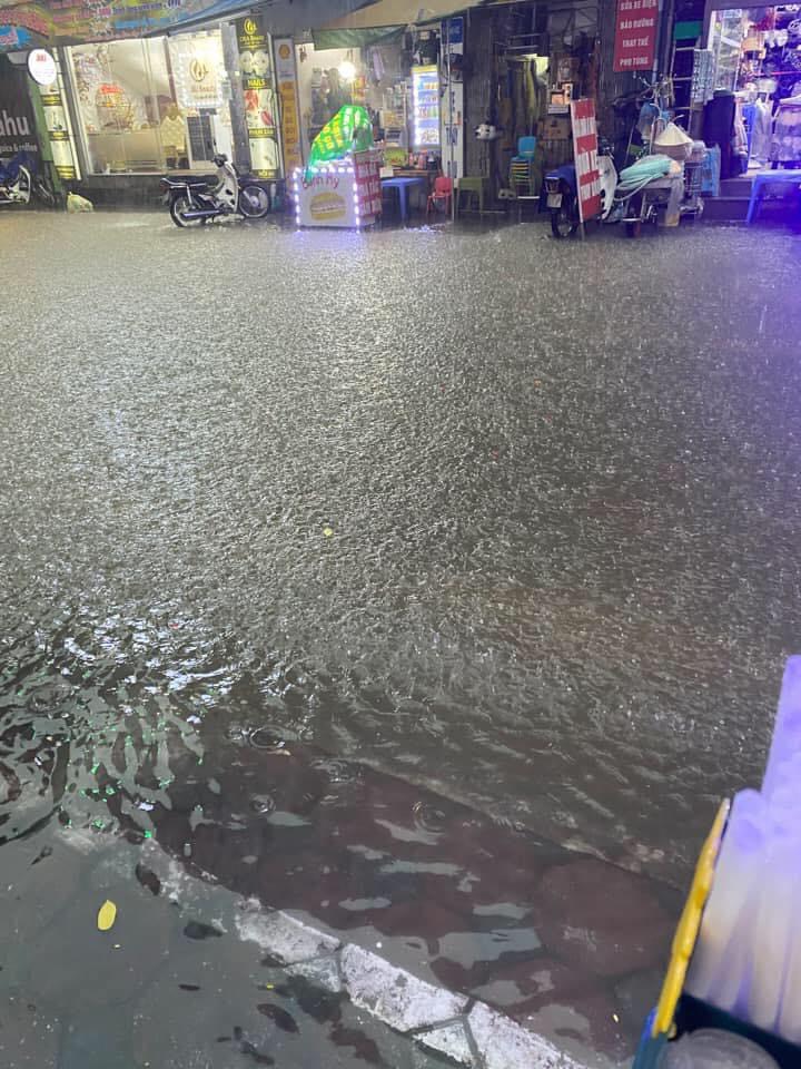 Hà Nội mưa to, ngập lụt khắp nẻo đường vào chiều 29/5 - Ảnh 1