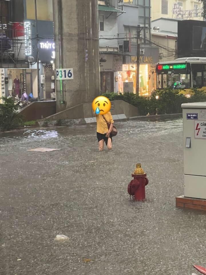 Hà Nội mưa to, ngập lụt khắp nẻo đường vào chiều 29/5 - Ảnh 2