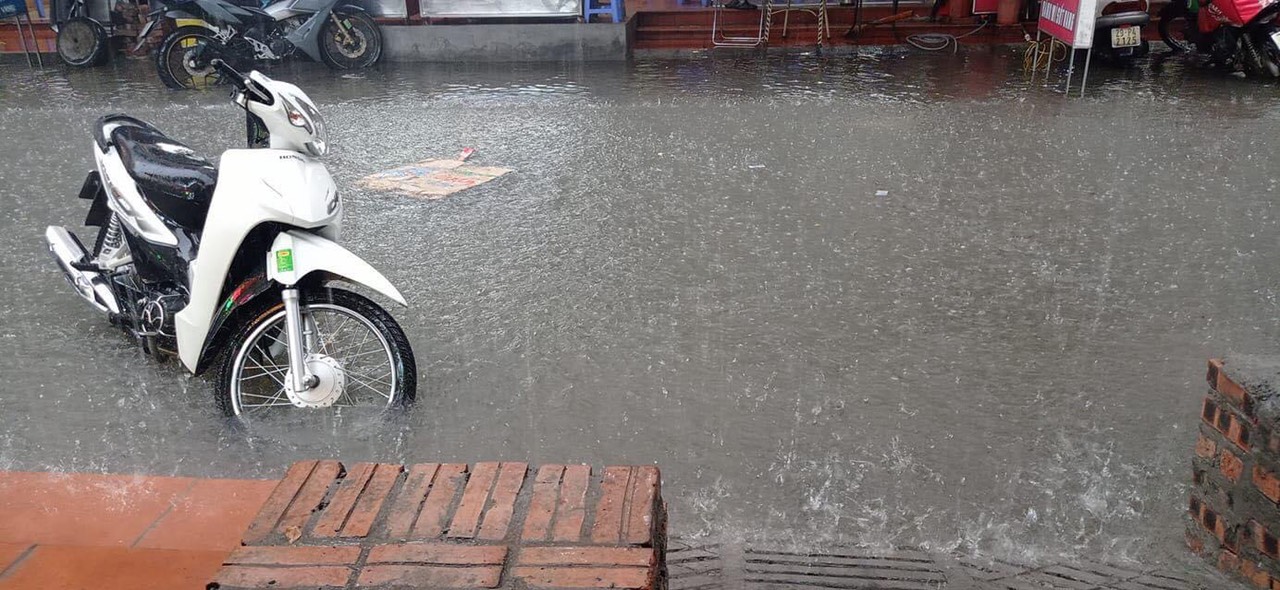 Hà Nội mưa to, ngập lụt khắp nẻo đường vào chiều 29/5 - Ảnh 3