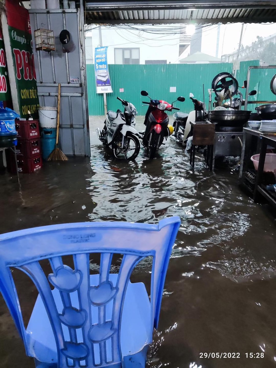 Hà Nội mưa to, ngập lụt khắp nẻo đường vào chiều 29/5 - Ảnh 5
