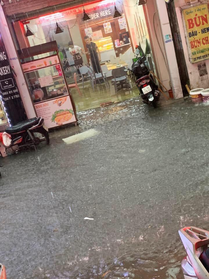 Hà Nội mưa to, ngập lụt khắp nẻo đường vào chiều 29/5 - Ảnh 6