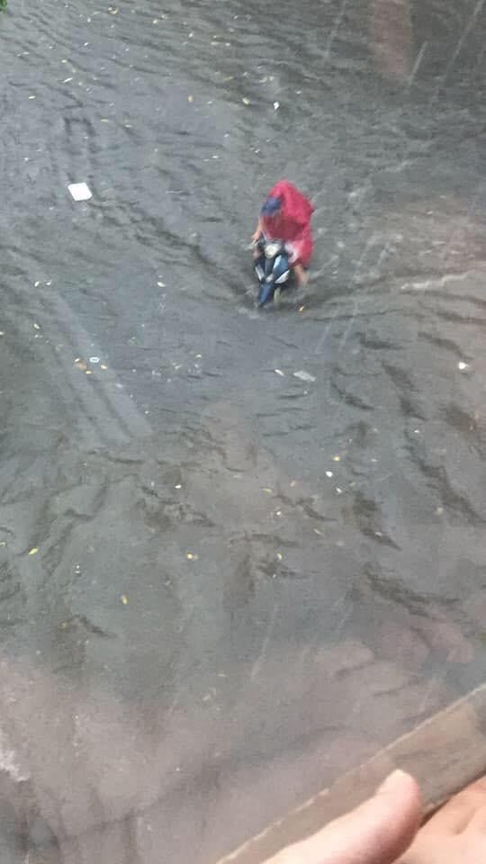 Hà Nội mưa to, ngập lụt khắp nẻo đường vào chiều 29/5 - Ảnh 7