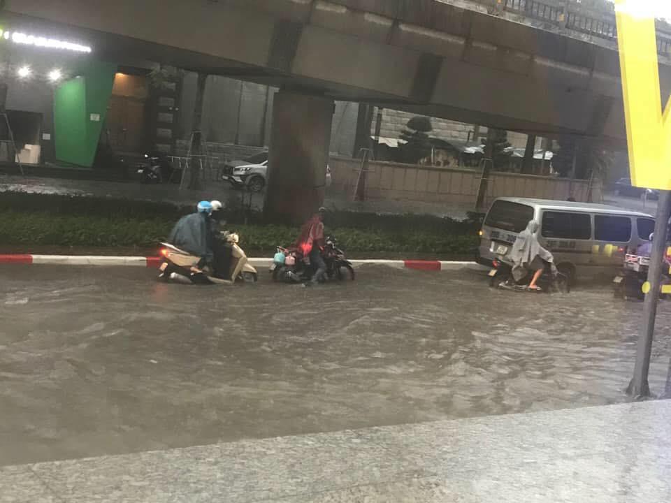Hà Nội mưa to, ngập lụt khắp nẻo đường vào chiều 29/5 - Ảnh 8