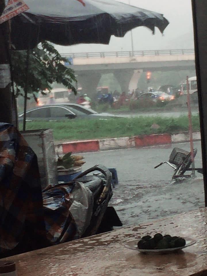 Hà Nội mưa to, ngập lụt khắp nẻo đường vào chiều 29/5 - Ảnh 9