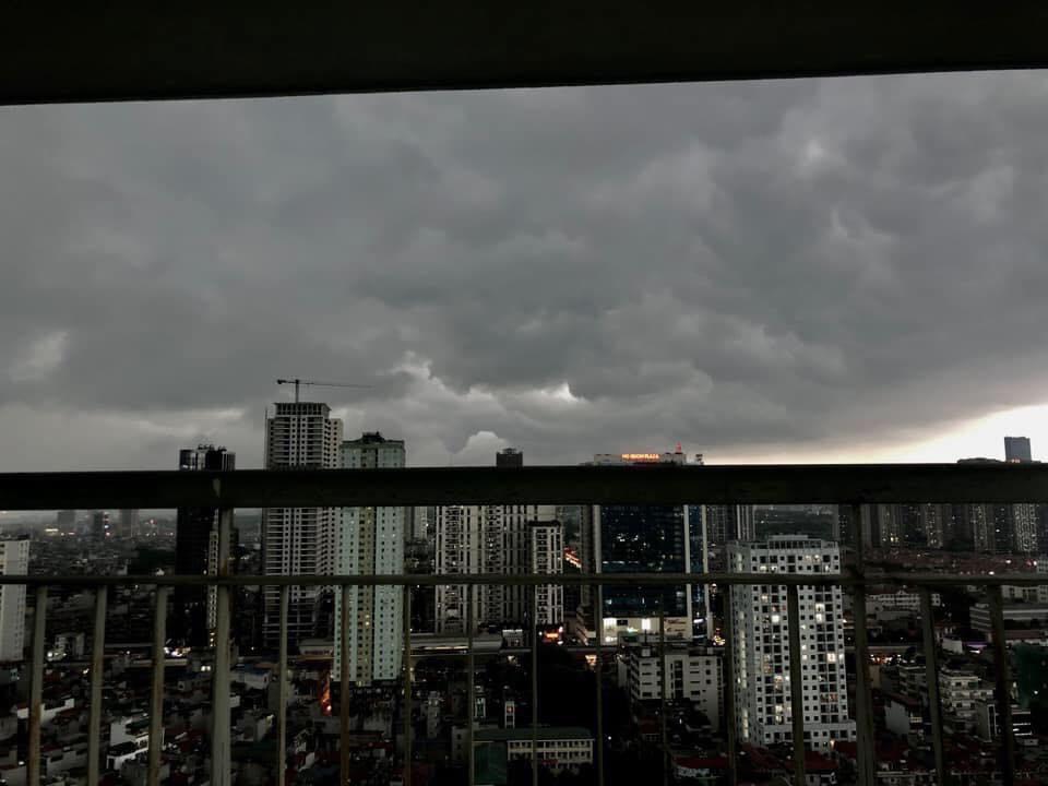 Hà Nội mưa to, ngập lụt khắp nẻo đường vào chiều 29/5 - Ảnh 1