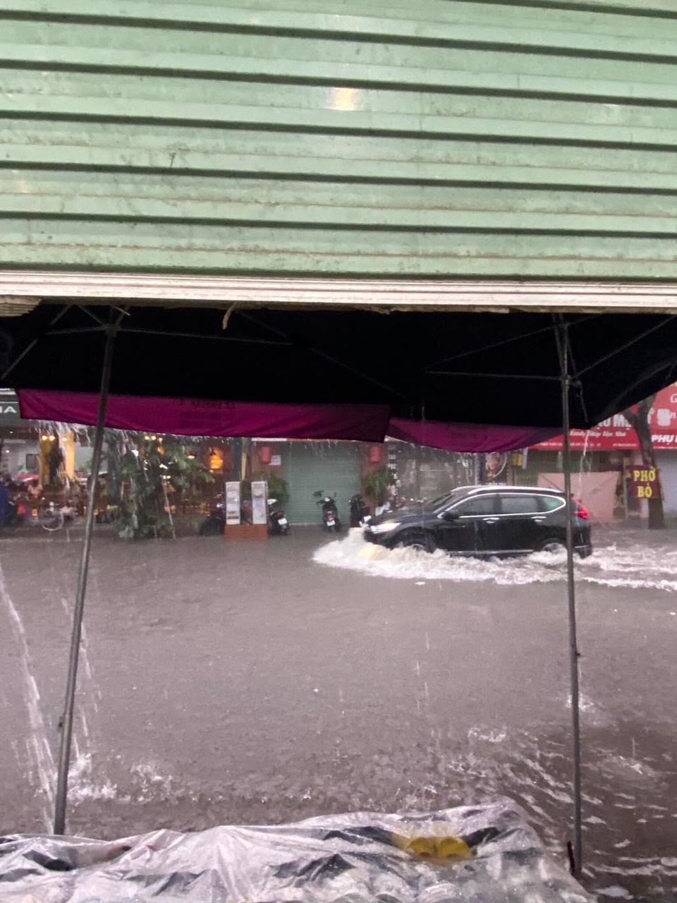 Hà Nội mưa to, ngập lụt khắp nẻo đường vào chiều 29/5 - Ảnh 2