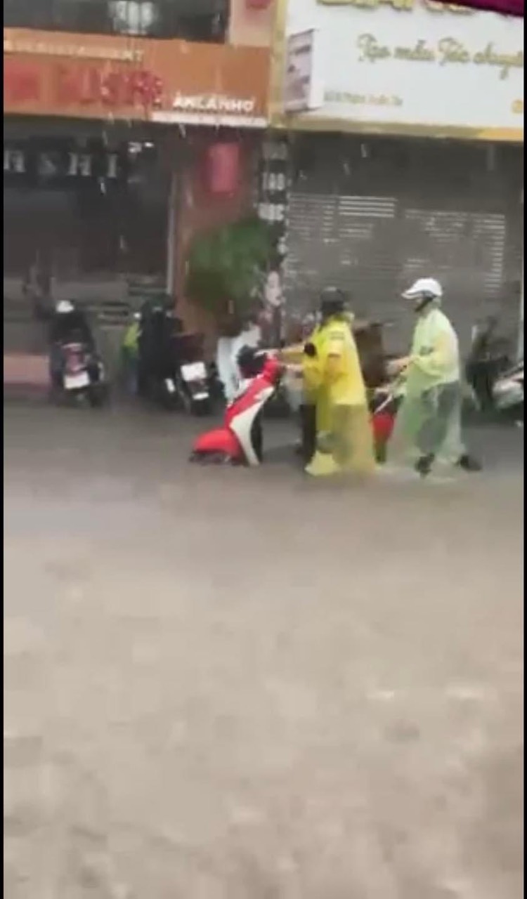 Hà Nội mưa to, ngập lụt khắp nẻo đường vào chiều 29/5 - Ảnh 4