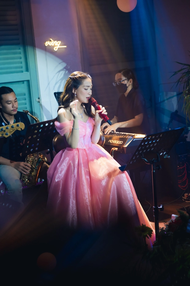 Hòa Minzy cởi bỏ chiếc nhẫn đang đeo trên sân khấu, tiết lộ từng bị vỡ mộng khi bị khán giả lơ đẹp - Ảnh 2