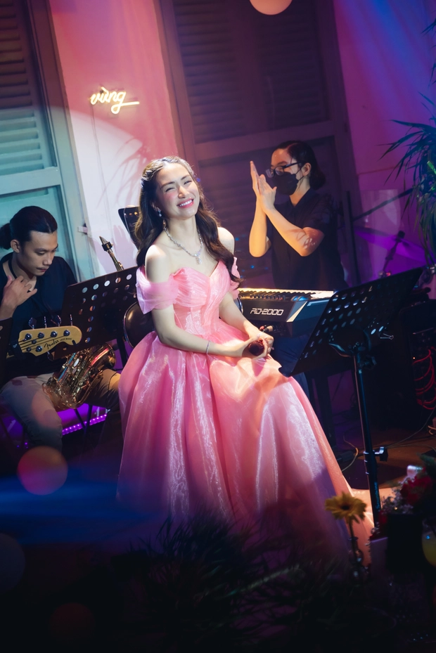 Hòa Minzy cởi bỏ chiếc nhẫn đang đeo trên sân khấu, tiết lộ từng bị vỡ mộng khi bị khán giả lơ đẹp - Ảnh 3