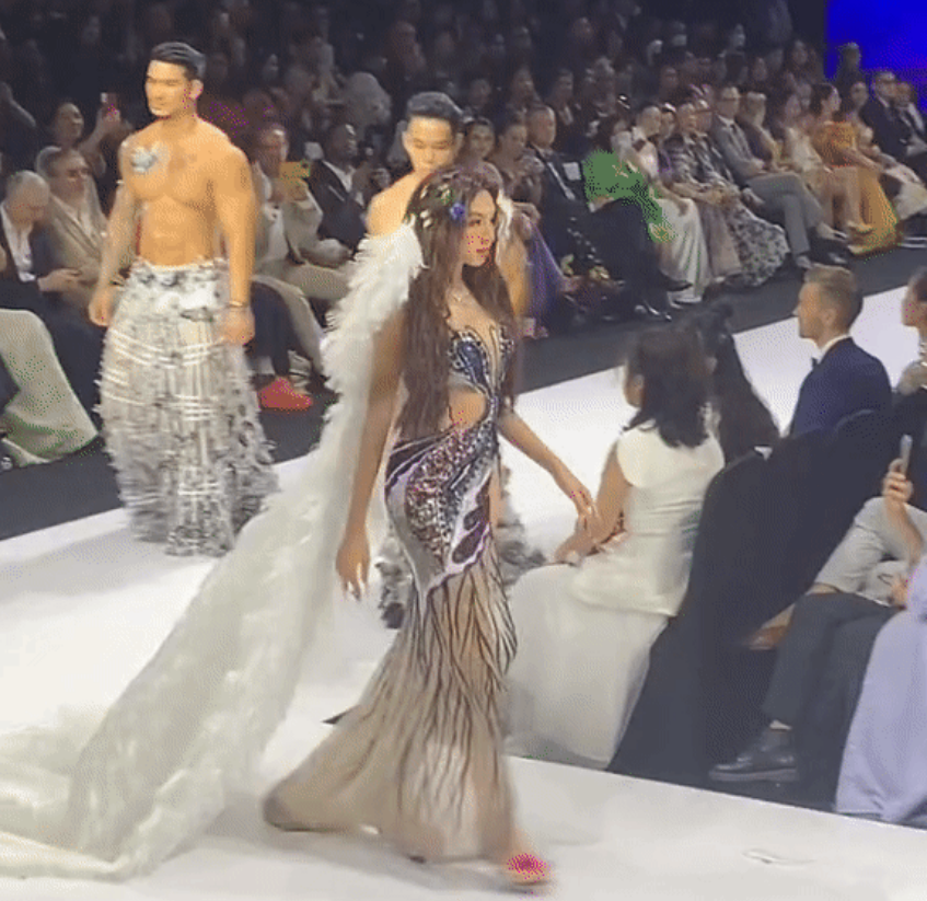 Miss Grand Thuỳ Tiên bị vấp té khi làm vedette tại show thời trang của NTK Hoàng Hải  - Ảnh 4