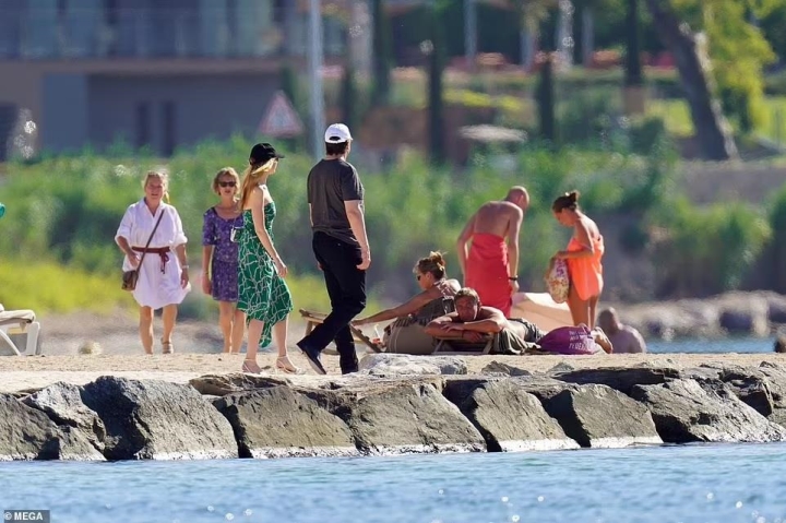 Elon Musk đi nghỉ dưỡng cùng tình trẻ kém 21 tuổi sau 3 tháng đón con thứ hai với Grimes - Ảnh 7