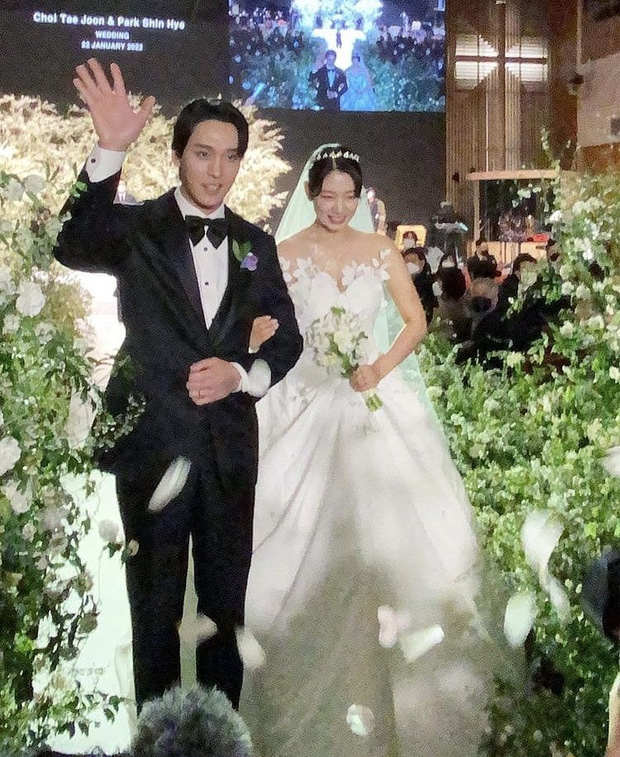 Park Shin Hye chính thức hạ sinh con trai đầu lòng với Choi Tae Joon - Ảnh 2