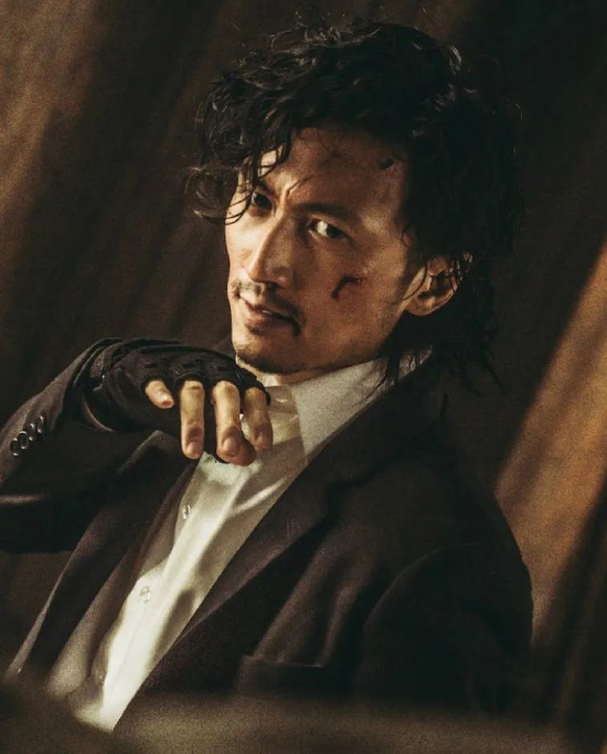 Tạ Đình Phong lột sạch khoe cơ bụng 8 múi rắn chắc ở tuổi 42 - Ảnh 1