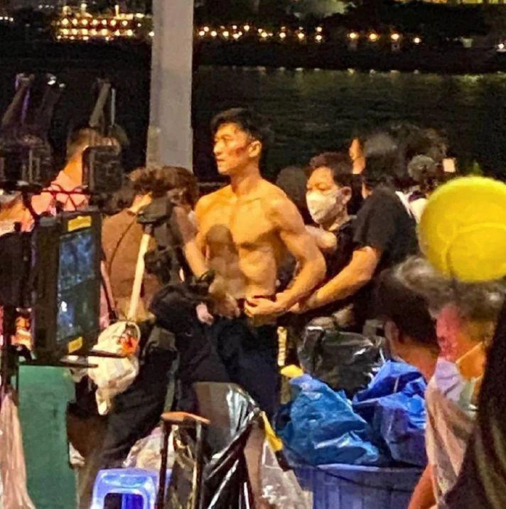 Tạ Đình Phong lột sạch khoe cơ bụng 8 múi rắn chắc ở tuổi 42 - Ảnh 3