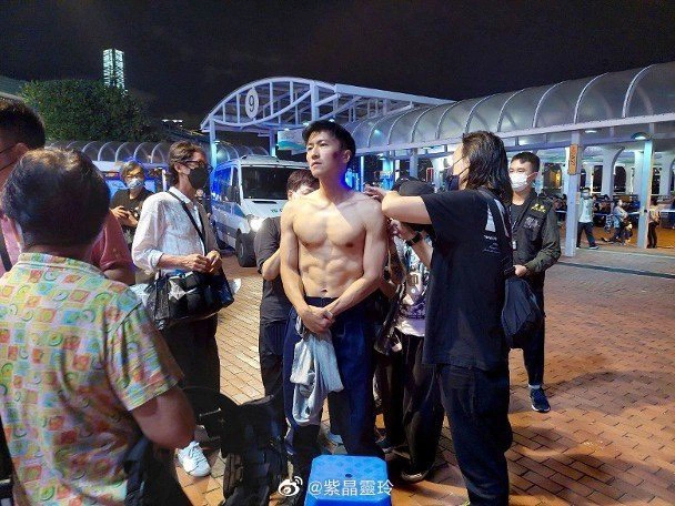 Tạ Đình Phong lột sạch khoe cơ bụng 8 múi rắn chắc ở tuổi 42 - Ảnh 4