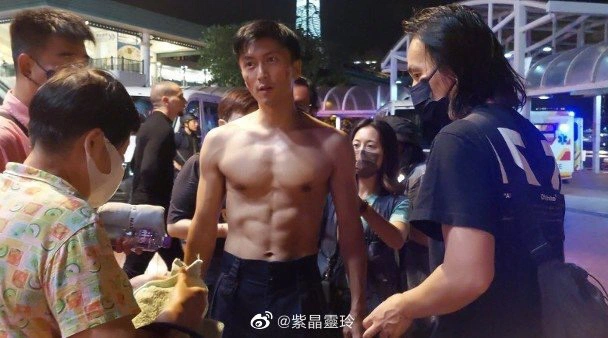 Tạ Đình Phong lột sạch khoe cơ bụng 8 múi rắn chắc ở tuổi 42 - Ảnh 5