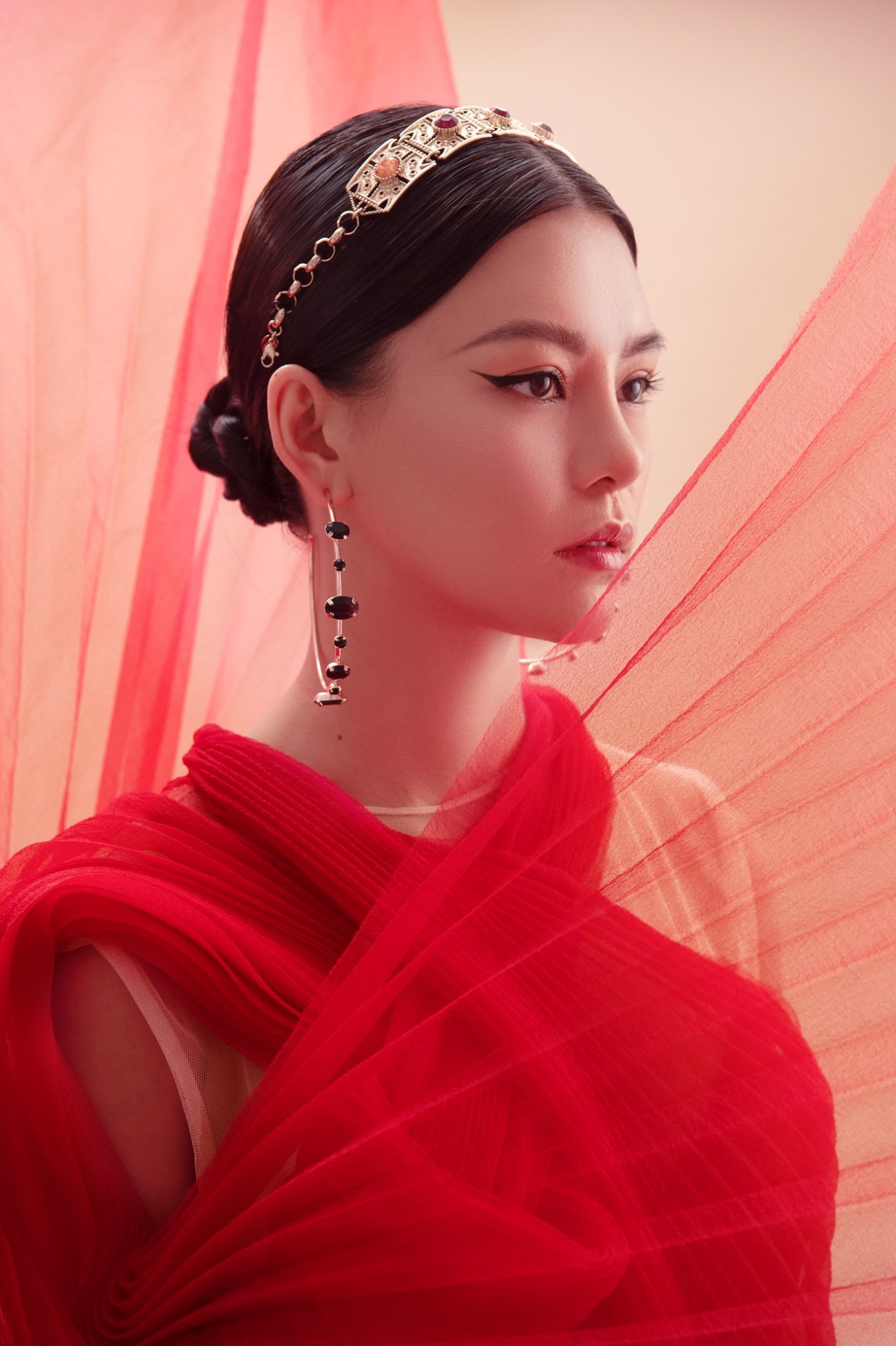 Bùi Lan Hương bức xúc tố đoàn phim mua nhạc 