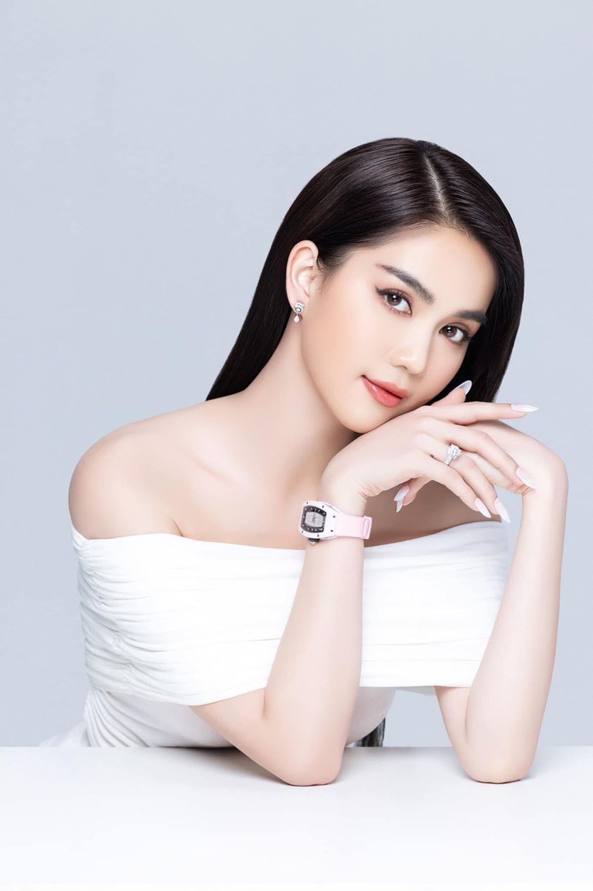 Ngọc Trinh thưởng nóng 300 triệu đồng cho ĐT bóng đá nữ sau ồn ào bị chỉ trích 