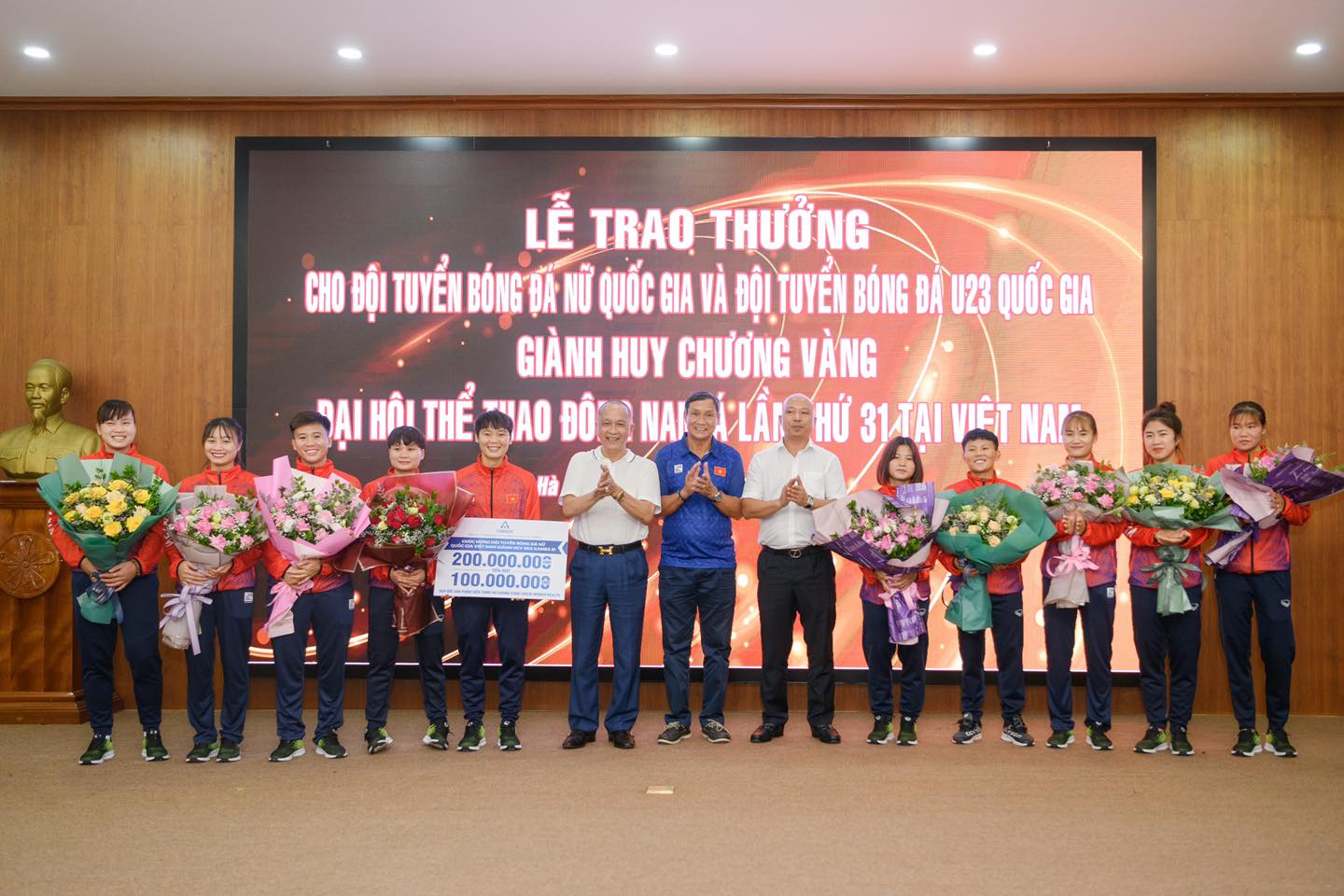 Ngọc Trinh thưởng nóng 300 triệu đồng cho ĐT bóng đá nữ sau ồn ào bị chỉ trích 