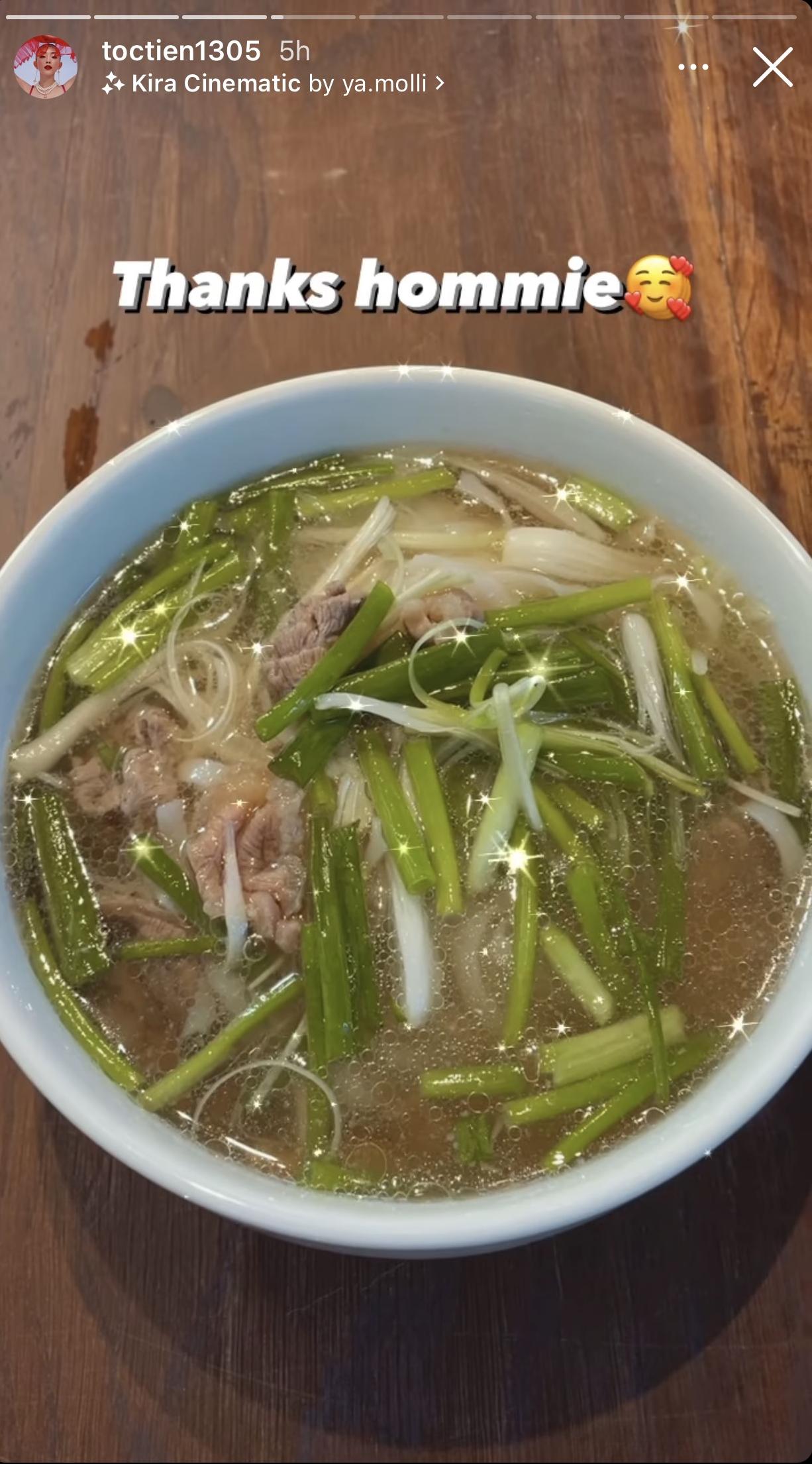 Sướng như Tóc Tiên, mới sáng đã được Hoàng Touliver nấu cho đồ ăn chuẩn nhà hàng - Ảnh 2