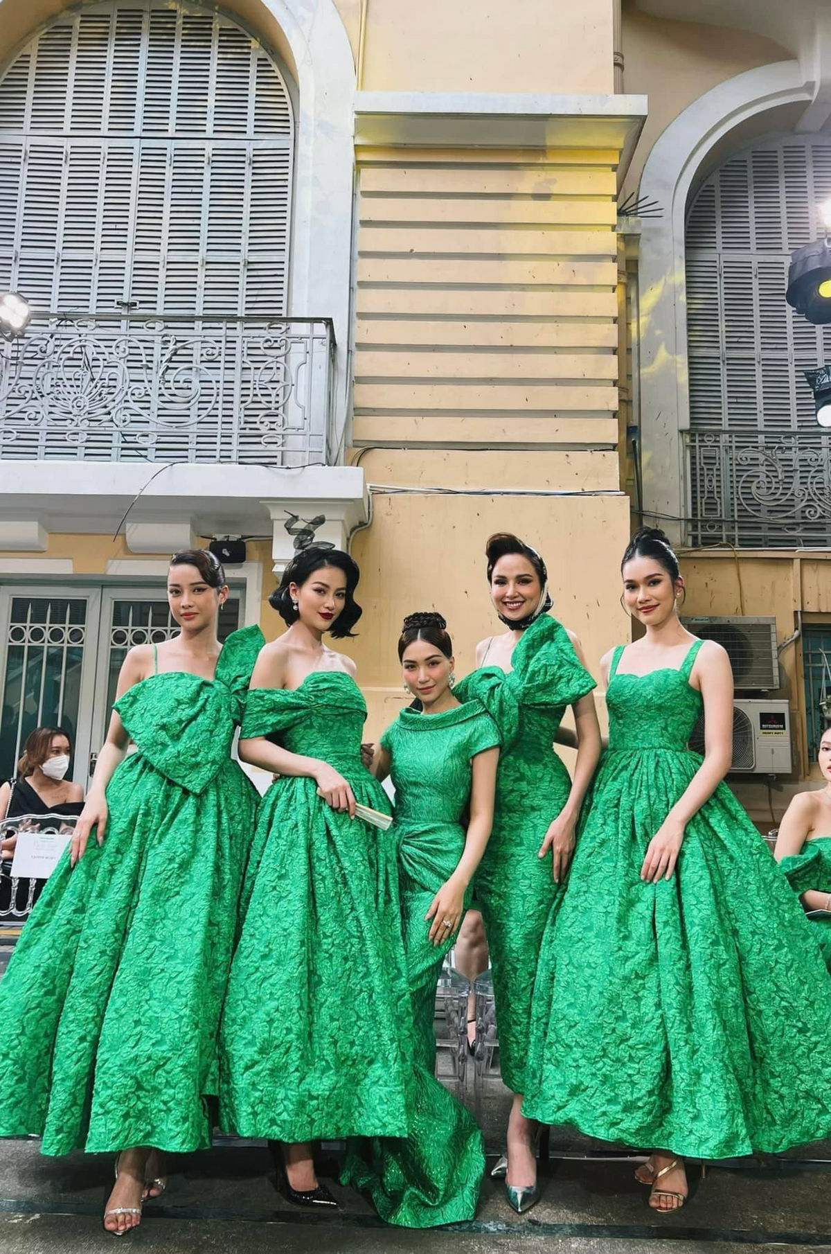 Chỉ cao bằng vai Đỗ Thị Hà nhưng Hòa Minzy vẫn ghi điểm nhờ nhan sắc mặn mà chuẩn 