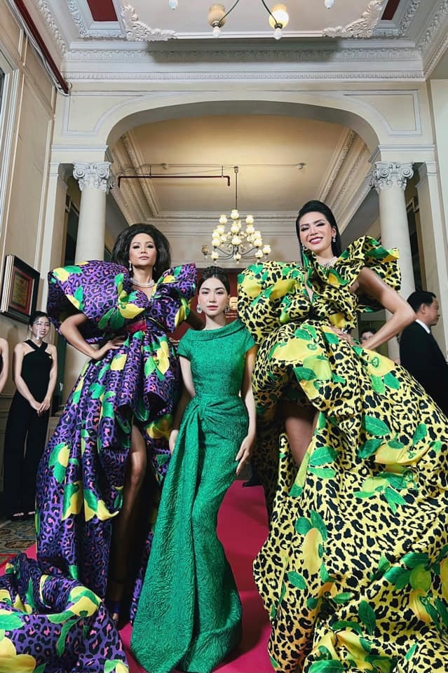 Chỉ cao bằng vai Đỗ Thị Hà nhưng Hòa Minzy vẫn ghi điểm nhờ nhan sắc mặn mà chuẩn 