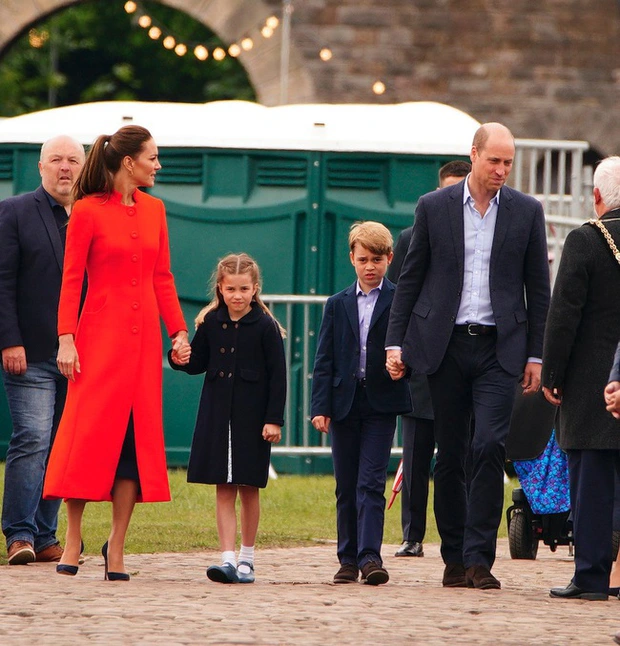 Công chúa Charlotte lộ diện tại sự kiện của hoàng gia, tính cách được ví là bản sao của Nữ hoàng Anh - Ảnh 1