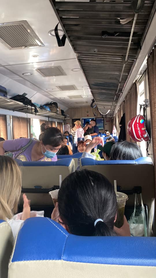 Mạng xã hội xôn xao trước ảnh loạt khách ngồi xổm trong chuyến tàu Food tour Hải Phòng dịp cuối tuần - Ảnh 2