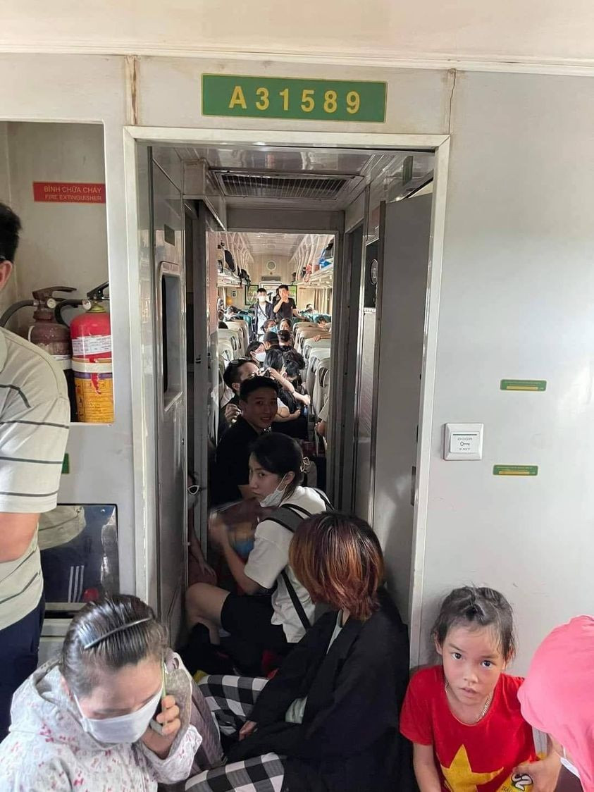 Mạng xã hội xôn xao trước ảnh loạt khách ngồi xổm trong chuyến tàu Food tour Hải Phòng dịp cuối tuần - Ảnh 1