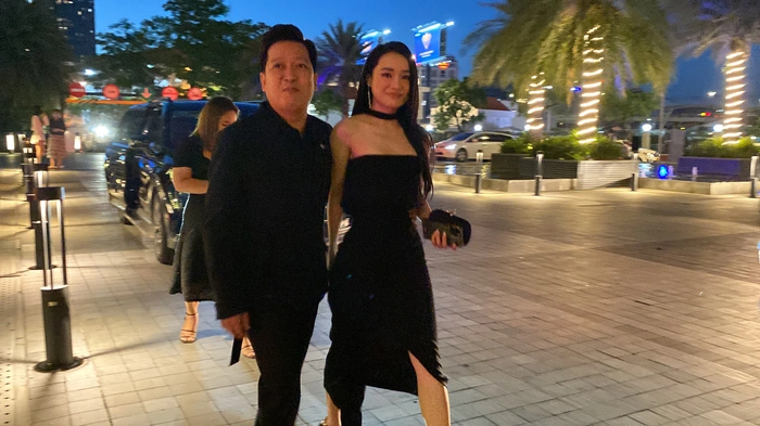 Trường Giang hộ tống bà xã đến đám cưới của Mạc Văn Khoa nhưng spotlight là gương mặt 2 ngấn của anh - Ảnh 1