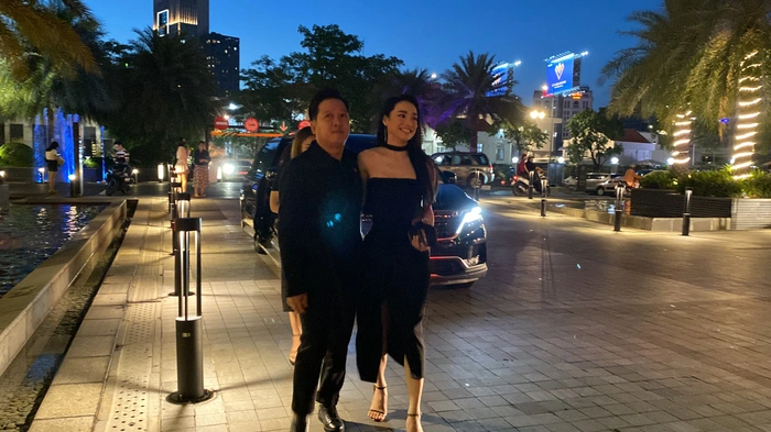 Trường Giang hộ tống bà xã đến đám cưới của Mạc Văn Khoa nhưng spotlight là gương mặt 2 ngấn của anh - Ảnh 2