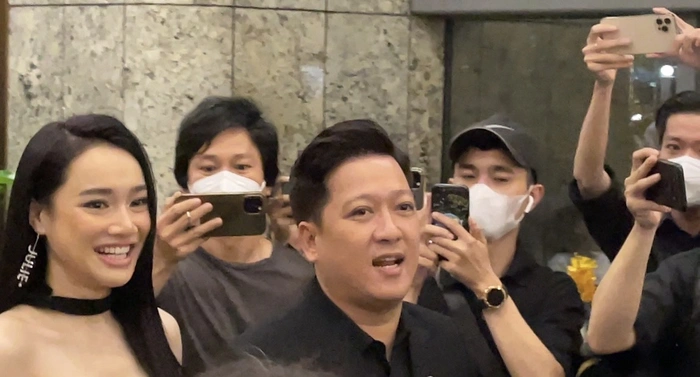 Trường Giang hộ tống bà xã đến đám cưới của Mạc Văn Khoa nhưng spotlight là gương mặt 2 ngấn của anh - Ảnh 3