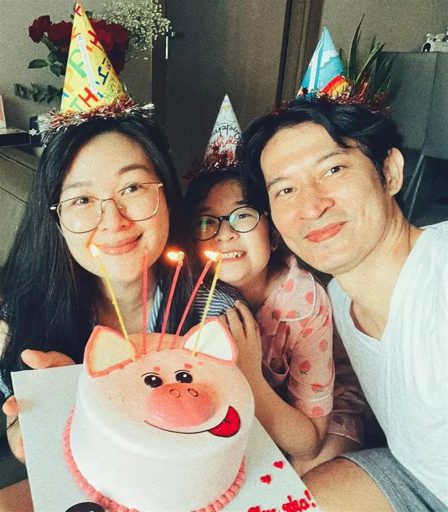 Huy Khánh quấn quýt bên bà xã Anh Thư, hành động nói lên tất cả - Ảnh 1