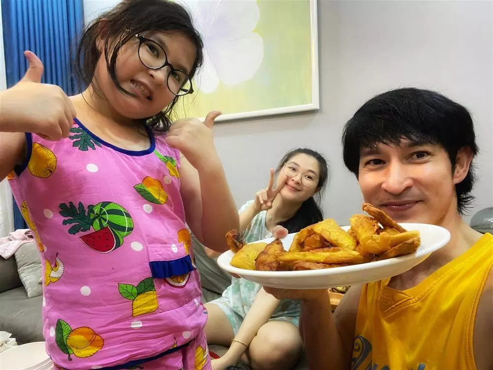 Huy Khánh quấn quýt bên bà xã Anh Thư, hành động nói lên tất cả - Ảnh 2