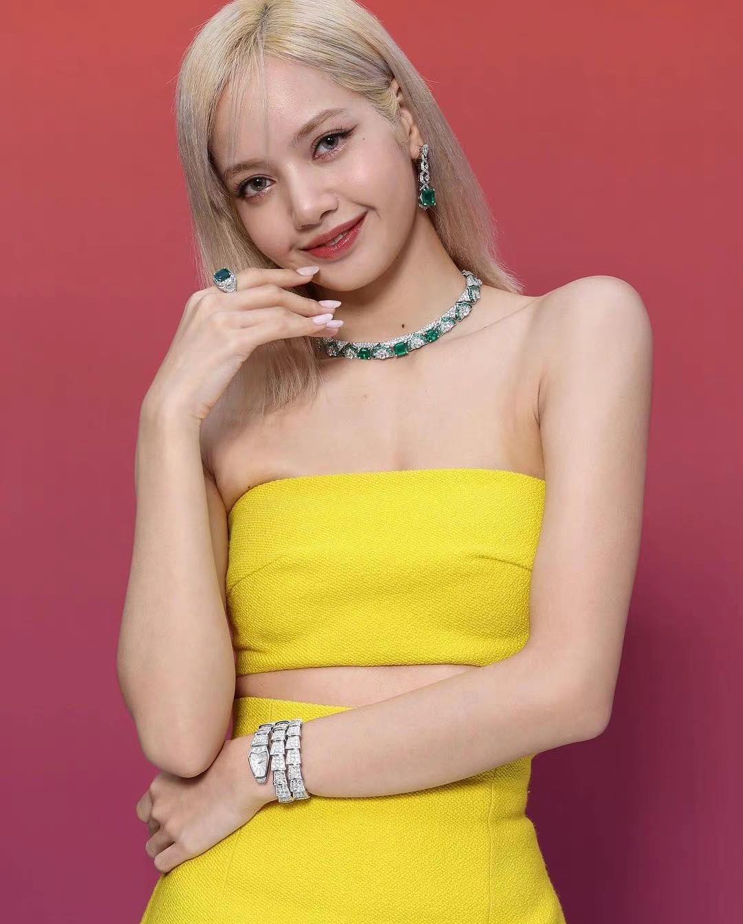 Khoảnh khắc Lisa (BlackPink) đọ sắc cùng mỹ nhân Anne Hathawa lọt top 1 Hot search - Ảnh 2