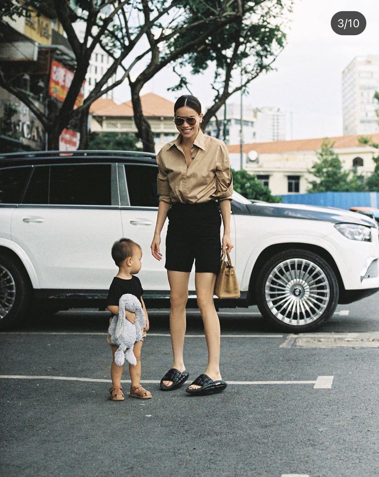 Hồ Ngọc Hà đưa con trai đi làm nhưng sự chú ý đã va vào đôi chân 