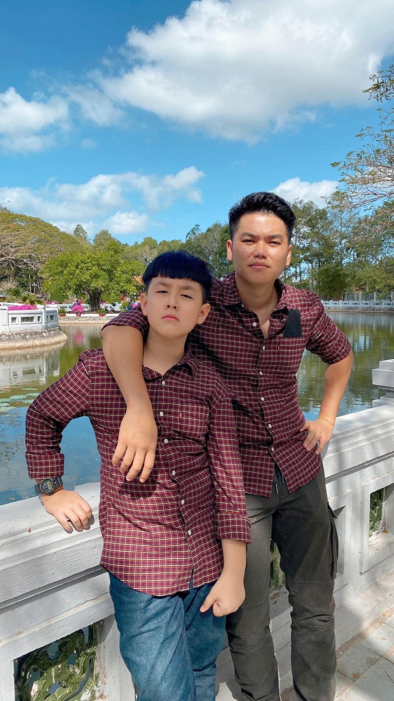 Con trai riêng Lê Phương được ba dượng hộ tống hộ tống và chăm chút ân cần tại lễ tổng kết năm học - Ảnh 1