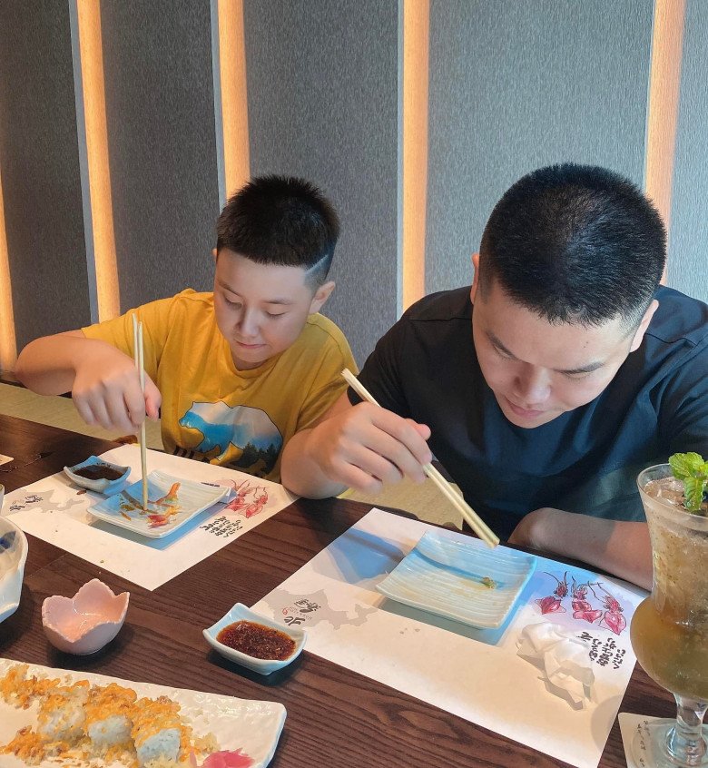 Con trai riêng Lê Phương được ba dượng hộ tống hộ tống và chăm chút ân cần tại lễ tổng kết năm học - Ảnh 2