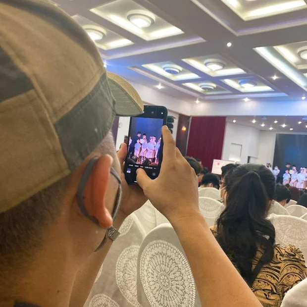 Con trai riêng Lê Phương được ba dượng hộ tống hộ tống và chăm chút ân cần tại lễ tổng kết năm học - Ảnh 6