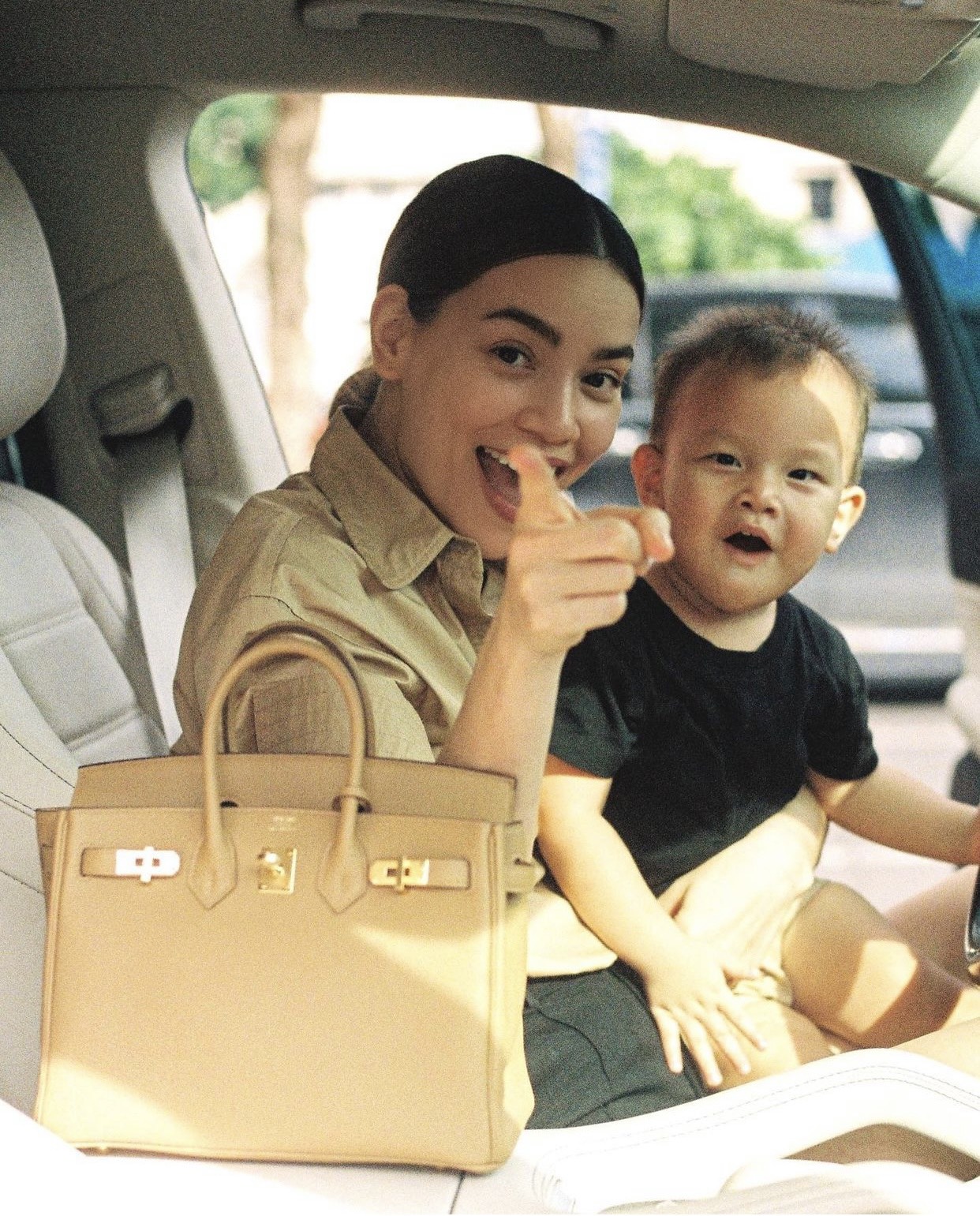 Hồ Ngọc Hà đưa con trai đi làm nhưng sự chú ý đã va vào đôi chân 