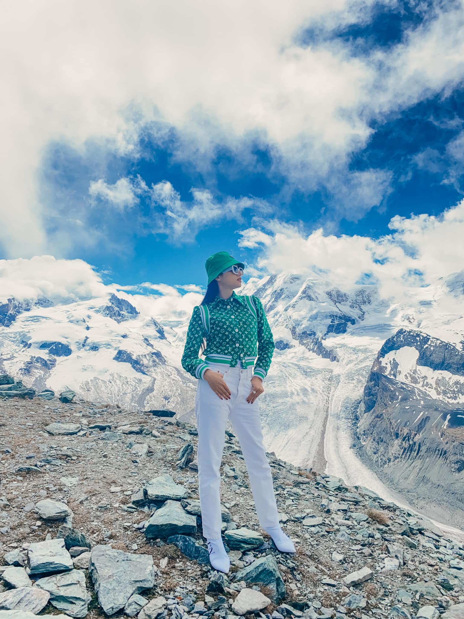 Hương Giang khoe ảnh tung tăng trên núi tuyết Thuỵ Sĩ, Matt Liu có động thái đập tan tin đồn rạn nứt - Ảnh 2