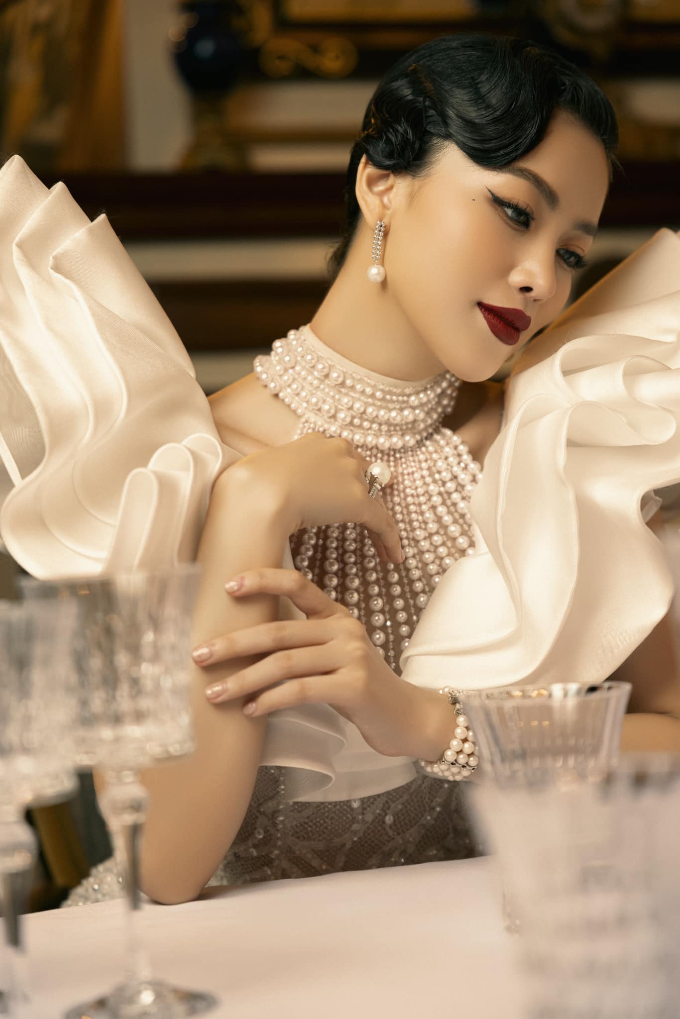 Phương Khánh được khen lấn át nhan sắc của H'Hen Niê và Hương Giang khi hóa quý cô cổ điển  - Ảnh 2