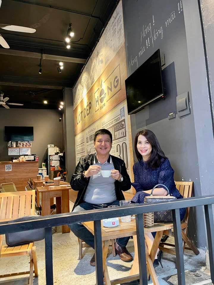 NSƯT Chí Trung tình tứ bên bạn gái kém 17 tuổi, tiết lộ bí kíp 