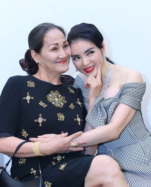 Lý Nhã Kỳ khoe ảnh mẹ ruột 70 tuổi sang chảnh, trẻ trung, khẳng định bản thân đẹp nhờ mẹ - Ảnh 1