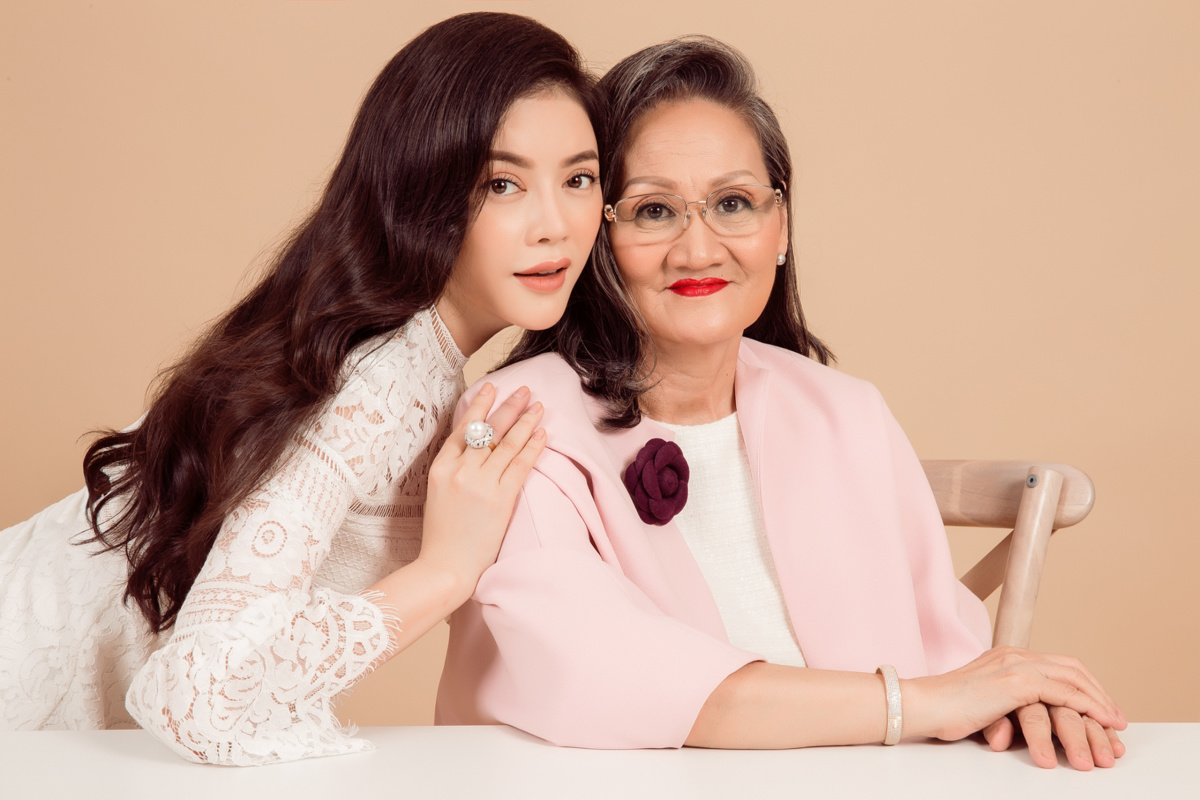 Lý Nhã Kỳ khoe ảnh mẹ ruột 70 tuổi sang chảnh, trẻ trung, khẳng định bản thân đẹp nhờ mẹ - Ảnh 2