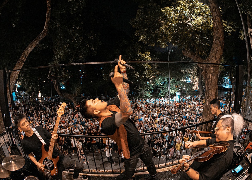 Tuấn Hưng mở show ngay tại ban công nhà mình, hát miễn phí cho người hâm mộ - Ảnh 1